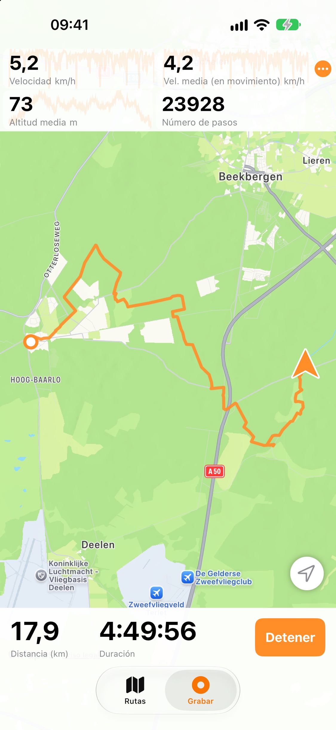 Pantalla de grabación con velocidad, altitud y desnivel en vivo, un mapa con la ruta recorrida y la distancia y la duración abajo