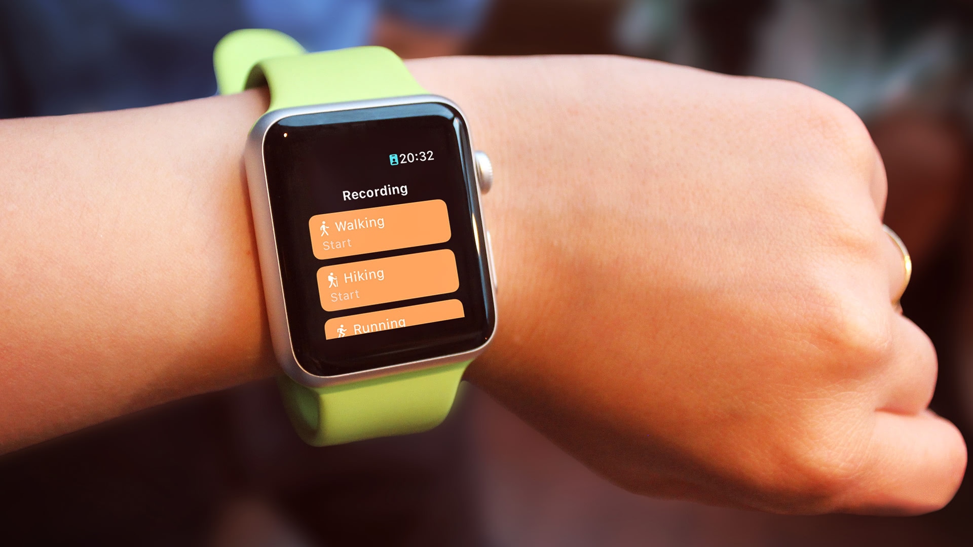 Apple Watch am Handgelenk mit der TrailTrackr-Aktivitätsliste, Wandern und Hiken sind startbereit