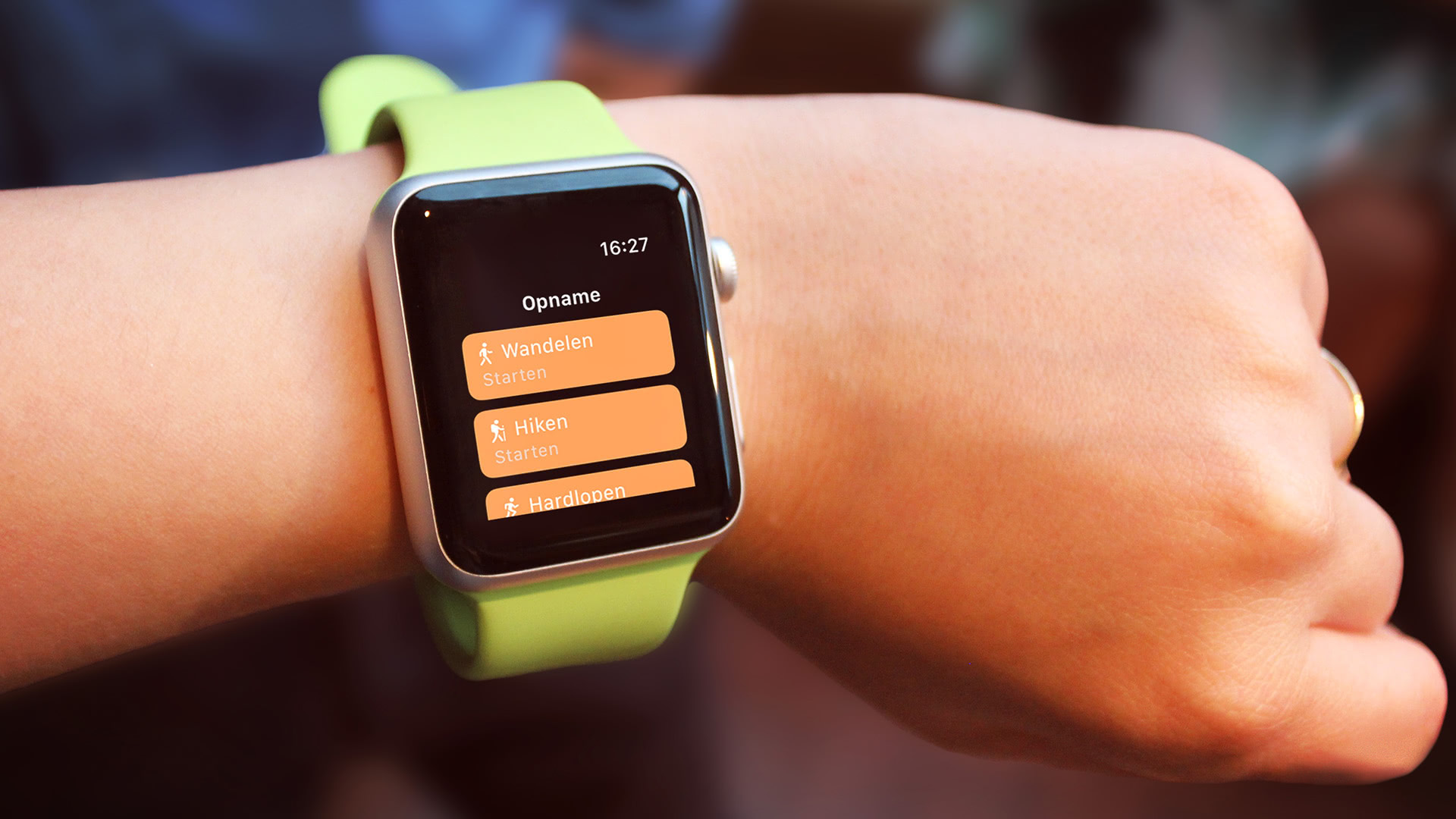 Apple Watch om een pols met de TrailTrackr-activiteitenlijst met Wandelen en Hiken klaar om te starten