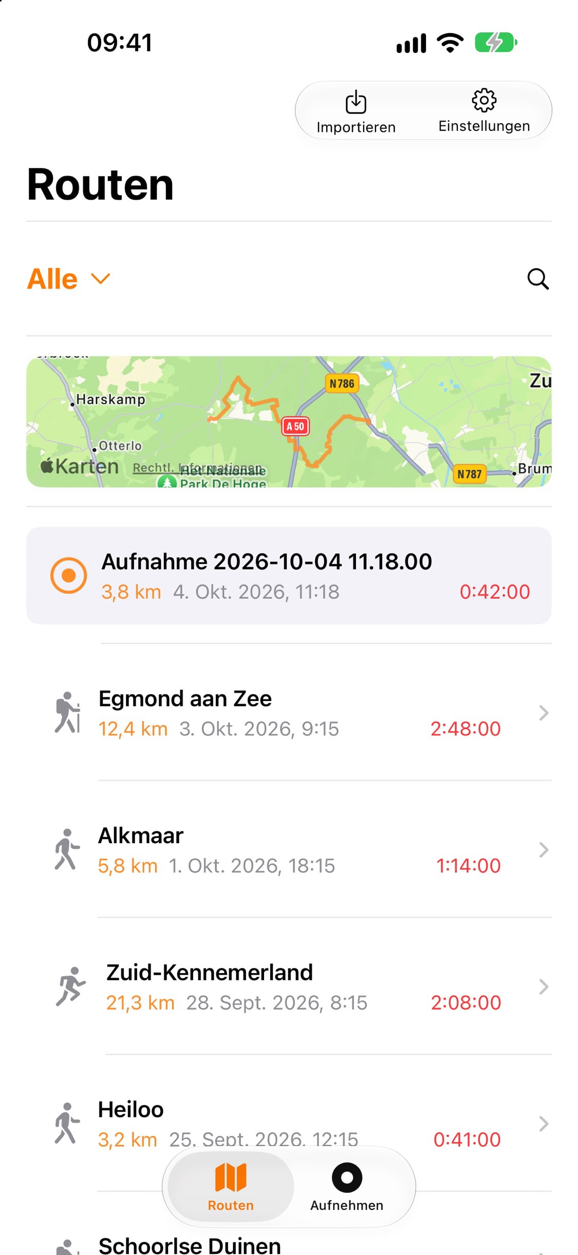 Routenliste mit einer laufenden Aufzeichnung oben und aufgezeichneten Wanderungen darunter, jeweils mit Distanz, Datum und Dauer
