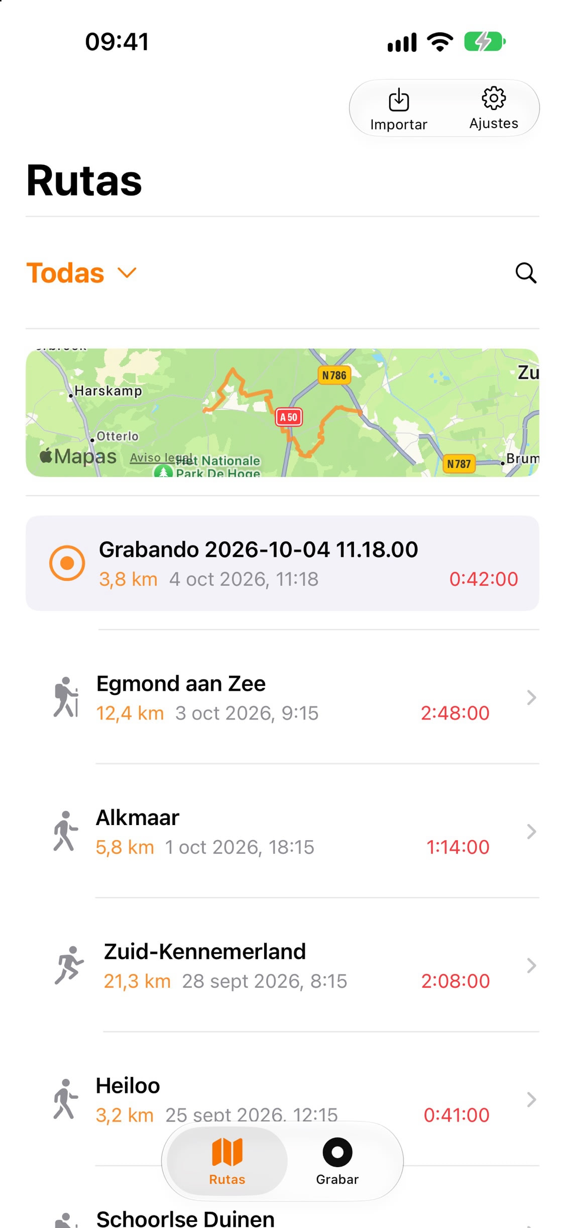 Lista de rutas con una grabación en curso arriba y las excursiones grabadas debajo, cada una con distancia, fecha y duración