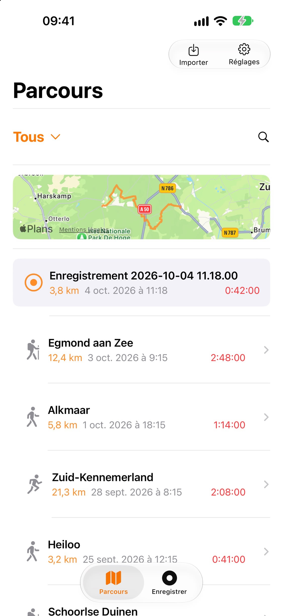 Liste de parcours avec un enregistrement en cours en haut et des randonnées enregistrées en dessous, chacune avec distance, date et durée
