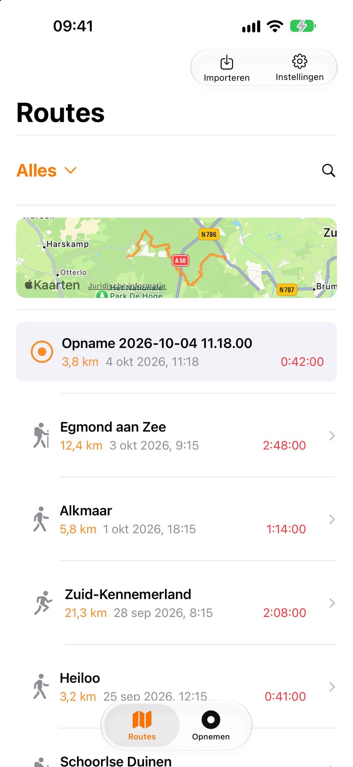Routelijst met een lopende opname bovenaan en opgenomen wandelingen eronder, elk met afstand, datum en duur