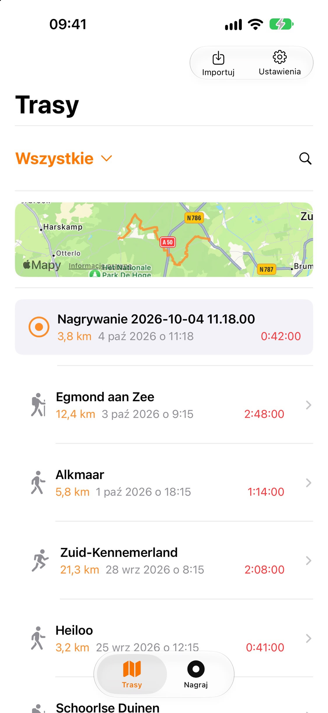 Lista tras z trwającym nagrywaniem na górze i nagranymi wędrówkami poniżej, każda z dystansem, datą i czasem